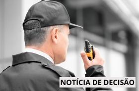 A foto retrata um vigilante trabalhando.