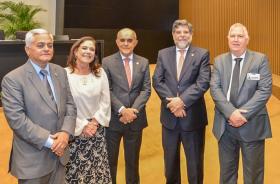 #ParaTodosVerem: cinco pessoas posam para foto em um ambiente fechado.