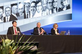 mesa de trabalhos com o mediador e os palestrantes do 5º Painel