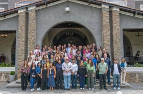 foto posada dos magistrados em frente a um prédio