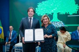 Uma mulher e um homem posam para a foto.
