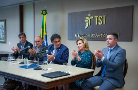 mesa alta composta pelos ministros Luiz Felipe, Cláudio Brandão, pela Dra. Ana Paula e Thiago da Adimax.