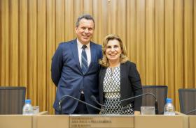 Dr. Oséas posa para foto com a Dra. Ana Paula na mesa alta do plenário