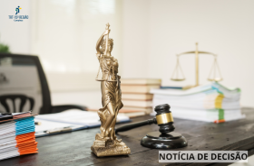#ParaTodosVerem: papeis e símbolos da Justiça sobre uma mesa de madeira