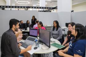 Representantes de empresa e de trabalhadora estão em mesa-redonda, participando de audiência mediada por servidor