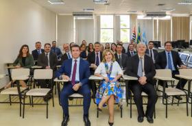 Desembargadores e juízes sentados posam para foto