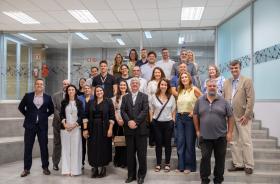 Participantes do evento posam em pé para a foto.