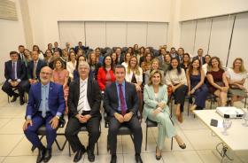 foto posada dos magistrados da alta administração e dos juízes da circunscrição sentados em cadeiras