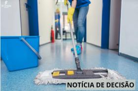 mulher ao lado de um balde azul limpa chão com pano e rodo