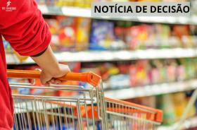 ambiente de supermercado com mãos empurrando um carrinho de compras