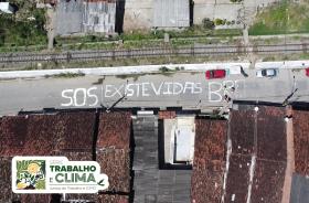 #ParaTodosVerem: foto aérea de uma avenida pavimentada, onde está escrito "SOS EXISTE VIDA"