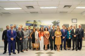 #ParaTodosVerem: várias pessoas posam para foto em um ambiente fechado