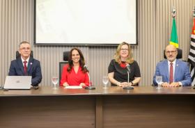componentes da mesa alta estão sentados e posando para foto