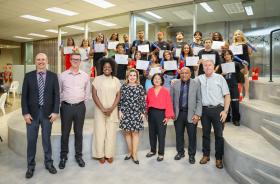 Formandos e convidados posam em pé para a foto.