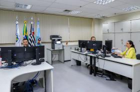 foto de um servidor e duas servidoras da Ouvidoria trabalhando em seus computadores