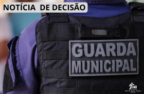 imagem das costas de um guarda municipal