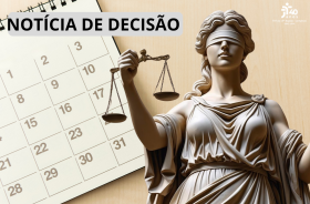 Imagem com a estátua da Justiça vendada, segurando a balança, simbolizando imparcialidade e decisão judicial. Ao fundo, há um calendário e o destaque “Notícia de Decisão”, remetendo a prazos e atos processuais.