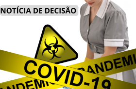 Imagem com símbolo de risco biológico e faixas amarelas com “COVID-19” e “PANDEMIA”. Ao fundo, aparece uma pessoa com uniforme de limpeza.