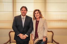 juiz Arthur posa para foto ao lado da Dra. Ana Paula no Salão Nobre da Presidência