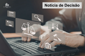 mãos masculinas dedilham notebook com símbolos jurídicos saindo da tela