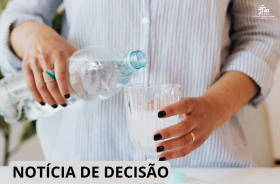 imagem de uma pessoa colocando água em um copo