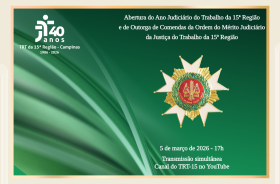 quadro verde com informações do evento e o símbolo da medalha