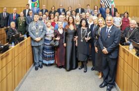 Magistrados e homenageados posam para a foto no Plenário.