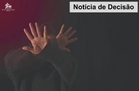 #ParaTodosVerem: mulher cobre o rosto com os braços e mãos. 