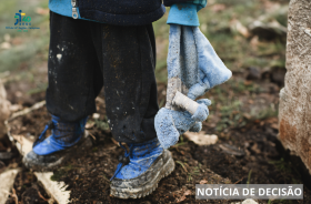 #ParaTodosVerem: a imagem mostra uma criança, da cintura pra baixo, com um brinquedo na mão