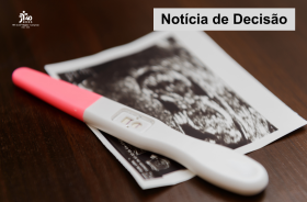 imagem de ultrassom e um teste de gravidez sobre uma base amadeirada