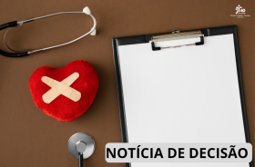 Foto retrata um receituário e um estetoscópio.