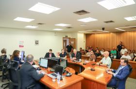 Sala da Seção de Dissídios Coletivos com representantes do TRT-15, MPT-15, da empresa e dos trabalhadores sentados