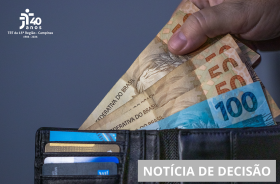 *ParaTodosVerem: uma mão retira notas de real de uma carteira preta