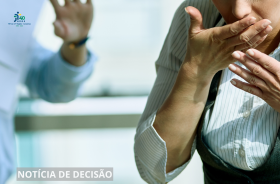 #ParaTodosVerem: mulher com a mão no rosto e atrás um braço levantado