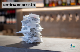 #ParaTodosVerem: balcão de bar com uma pilha de notas fiscais