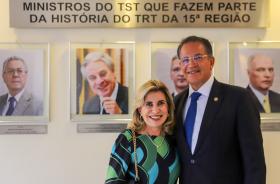 Dra. Ana Paula e ministro Campbell posa para foto em frente a galeria de ministros oriundos do TRT-15