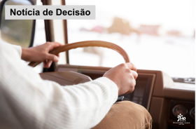 imagem parcial de um homem com as mãos no volante de um ônibus