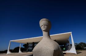 #ParaTodosVerem: imagem da fachada do palácio da justiça em brasília, com a estátua da justiça em primeiro plano