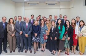 foto posada com membros da alta administração e os magistrados da região