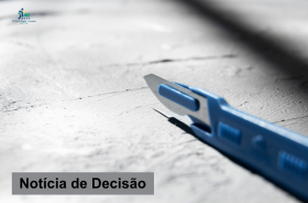 quadro cinza com um estilete azul na diagonal direita. Texto preto dentro de uma retângulo cinza com os dizeres: Notícia de Decisão. No alto, à esquerda da tela, o logotipo dos 40 anos do TRT-15