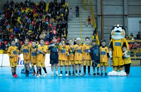 foto das crianças do futsal em quadra segurando o cata-vento alusivo ao combate ao trabalho infantil