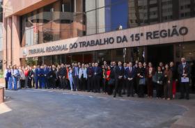 estudantes posam para foto na fachada do TRT-15