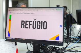 computador do SRCampinas/Demig com a palavra Refúgio em destaque na tela