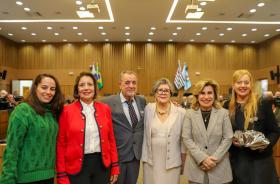 Vencedores do prêmio com Dra. Tereza, Ana Maria da ACL e Dra, Ana Paula posam para foto no plenário
