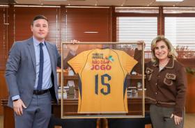 Representante da Adimax e Dra. Ana Paula seguram quadro da camiseta