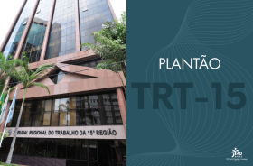 foto vertical do tribunal ocupa metade do banner, à esquerda da tela; na outra metade, à direita, há uma imagem da justiça estilizada e desfocada, em tom azul, com grafismos e os dizeres Plantão Judiciário (em branco) e TRT-15 (em azul escuro). No rodapé à direita da tela, o logotipo do TRT-15 em branco.