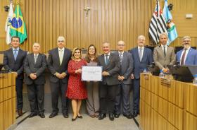 foto posada com os componentes da mesa de pé com a Dra. Ana Paula e o vereador Rossini segurando o diploma