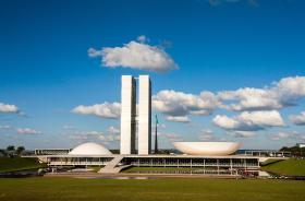 foto da Câmara dos Deputados com céu azul e nuvens