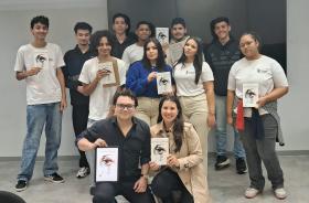 aprendizes estão segurando o livro de Conceição Evaristo, junto com os idealizadores do Projeto