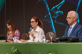 #ParaTodosVerem: banner com palestrantes no dispositivo de honra